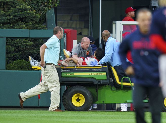 费城人主场的一位观眾为了捡球而受伤。（美联社）