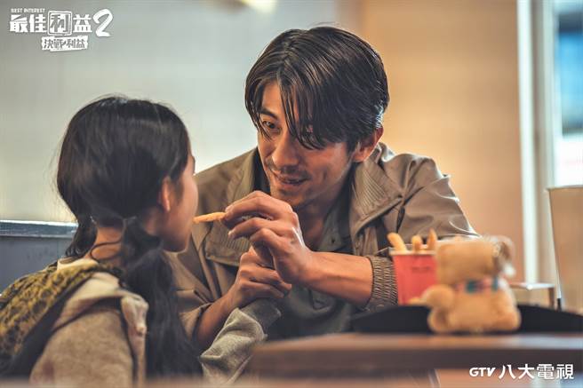 修杰楷剧中和女儿相依为命。（八大提供）