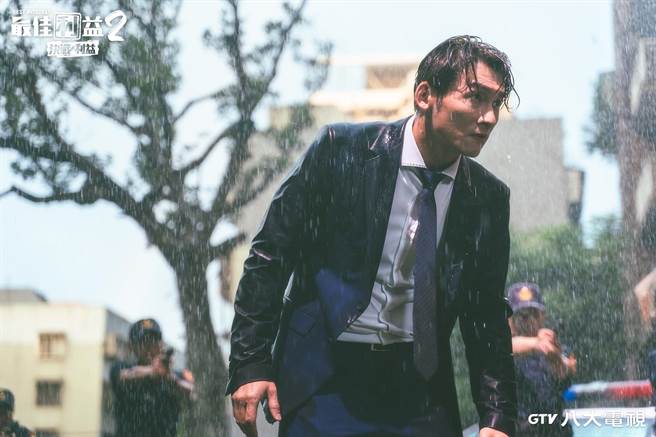 温升豪为抢救天心，弄得满身泥泞。（八大提供）