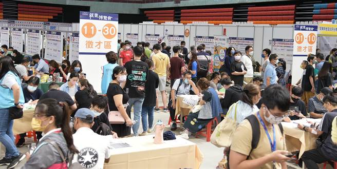 屏东就业博览会吸引超过2500位求职民眾前来找工作。(劳动部提供)