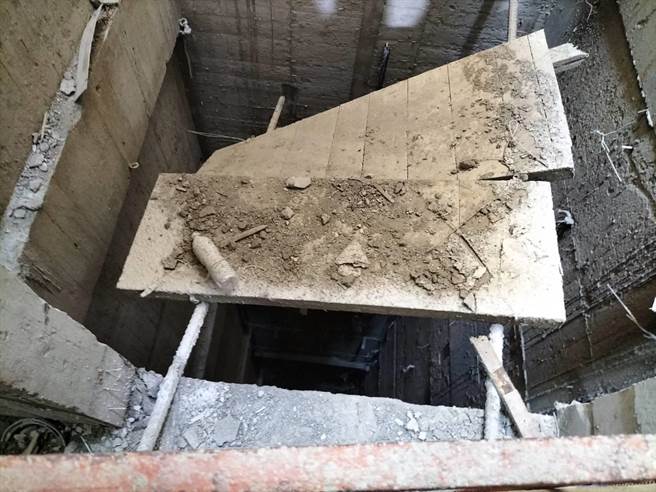 劳工局派员前往检查，发现现场12楼电梯井模板作业开口未设安全网。（劳工局提供／张亦惠台中传真）