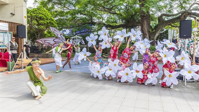 新竹县桐花祭由「筑梦舞集」团员，以舞蹈呈现客家与桐花之美氛围中热闹开幕。（罗浚滨摄）