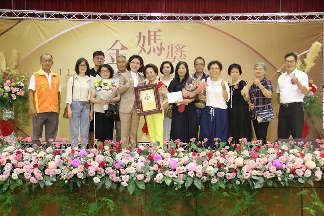 屏东市公所表扬模范母亲。(屏东市公所提供)