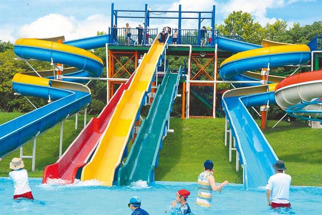 花莲知卡宣水上乐园订于7月初开放，园区有多项清凉水上戏水设施，适合大人小孩共游。（王志伟摄）