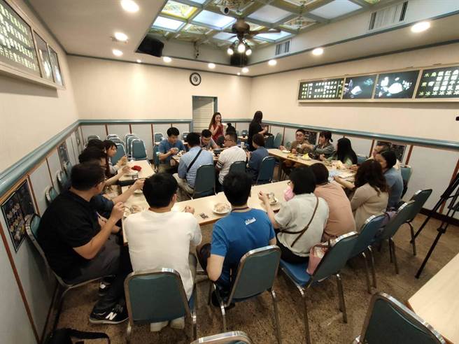 到士林50年辛发亭冰品名店做伙吃冰，自我介绍认识彼此。（士林区公所提供）