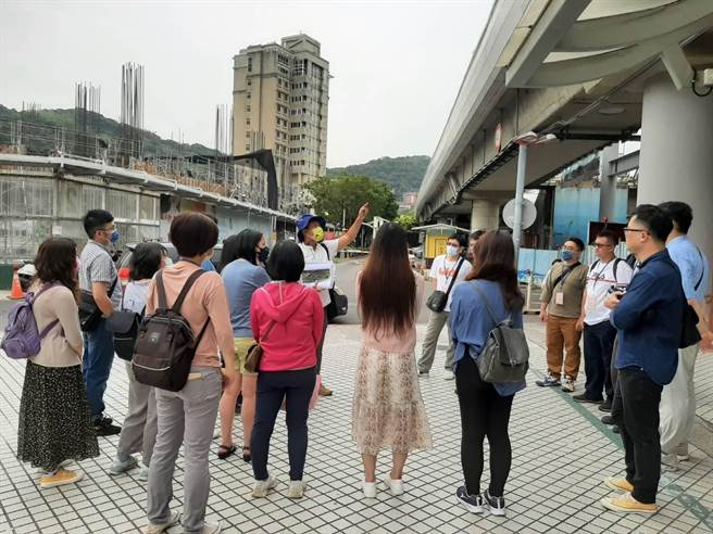 齐聚旧台铁火车站，走进士林恋爱世代，重现1960年代纺织厂与纸厂男女工相遇场景。（士林区公所提供）