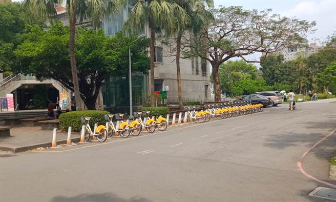 民进党台北市议员锺佩玲质疑，台大内部的驻车站点时常满车，但校外却常常面临无车可借的窘境，质疑负责业务的交通局调度车辆失灵。（锺佩玲办公室提供／丁上程台北传真）