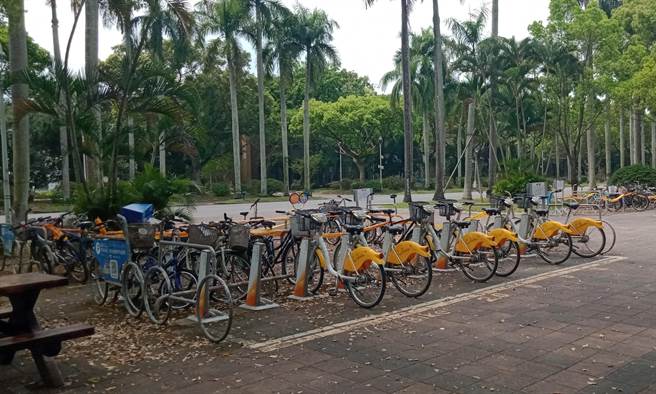 民进党台北市议员锺佩玲质疑，台大内部的驻车站点时常满车，但校外却常常面临无车可借的窘境，质疑负责业务的交通局调度车辆失灵。（锺佩玲办公室提供／丁上程台北传真）