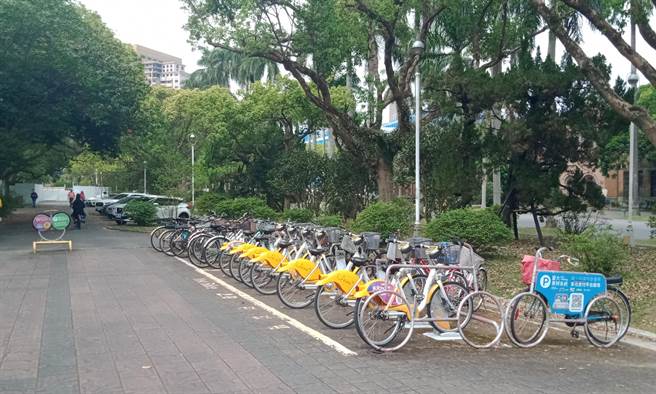 民进党台北市议员锺佩玲质疑，台大内部的驻车站点时常满车，但校外却常常面临无车可借的窘境，质疑负责业务的交通局调度车辆失灵。（锺佩玲办公室提供／丁上程台北传真）