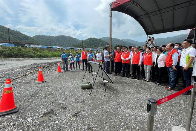 行政院长陈建仁今天率阁员赴宜兰视察苏澳溪分洪道工程，并在苏澳溪畔了解分洪工程实地位置与模拟运作情形。（李忠一摄）