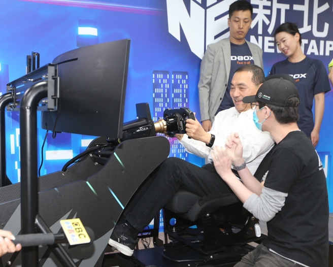 新北市长侯友宜（右二）6日出席「2023新北电竞争霸战线下总决赛开幕式」，并亲自下场体验游戏。（陈怡诚摄）