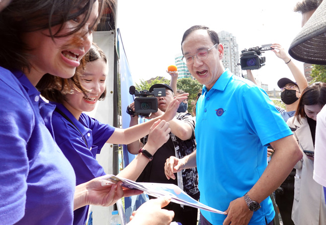 国民党主席朱立伦（右）6日出席在华山文创园区举办的欢庆欧洲日活动，并参与猜谜小游戏。（姚志平摄）