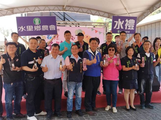 南投梅子节活动6日在水里乡车埕真梅馆前广场举行了盛大的闭幕祭活动，吸引了数百名游客前来参加，现场热闹非凡。（民眾提供／冯惠宜南投传真）