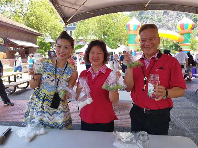 南投梅子节活动6日在水里乡车埕真梅馆前广场举行了盛大的闭幕祭活动，吸引了数百名游客前来参加，现场热闹非凡。（民眾提供／冯惠宜南投传真）