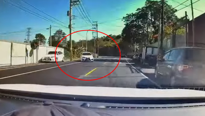 冈山车祸再添1魂！陆军装甲564旅官兵打滑追撞，女骑士送医不治。(翻摄画面)