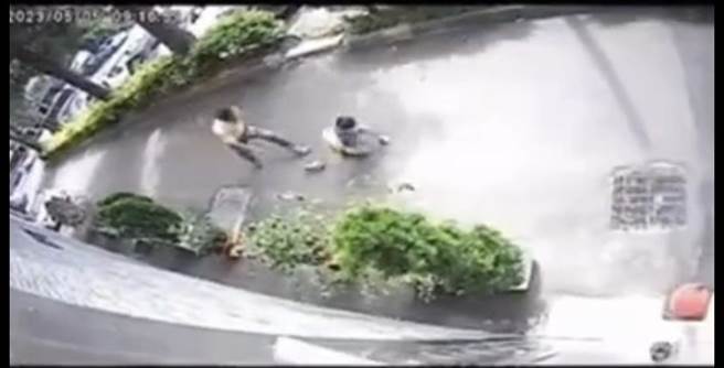 桃園平鎮一名6歲男童遭父親當街巴頭、踹倒。（翻攝照片／蔡明亘桃園傳真）