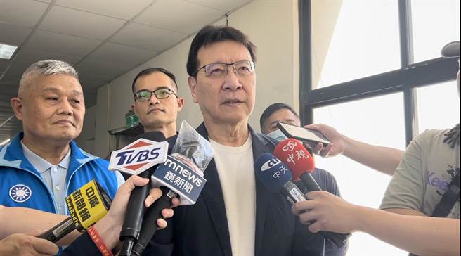 美国眾议员莫顿称「可炸台积电以吓阻大陆侵台」，中广董事长赵少康今（6）日痛批，美国很多议员乱讲一通，不懂台海状况，而民进党政府应该去抗议，却一句话都不说，简直丧权辱国，国格在哪？（柯宗纬摄）