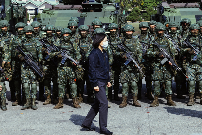 图为蔡英文总统曾前往嘉义中庄营区，视导陆军机械化步兵第234旅联兵一营机步排应援作战实兵演练（资料照／郭吉铨摄）