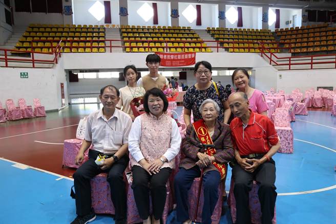 嘉义市长黄敏惠表扬90岁模范母亲吴李肃卿，家人陪伴参加受奖典礼。（廖素慧摄）