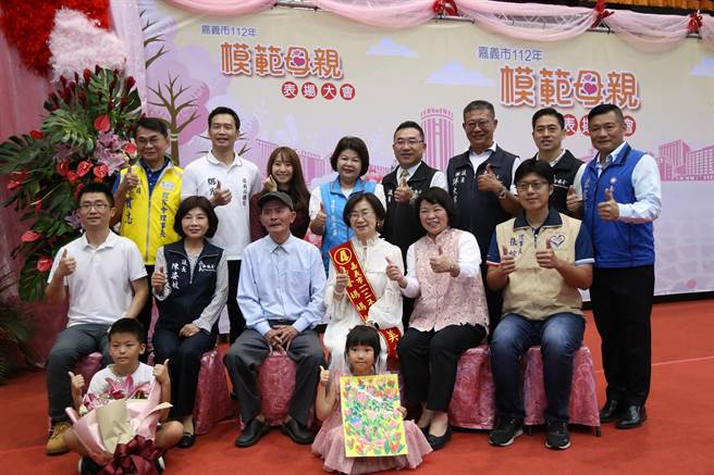 嘉义市长黄敏惠表扬慈馨妈妈杨富美。（廖素慧摄）