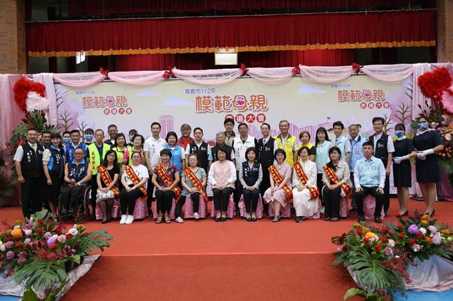 嘉义市长黄敏惠与慈馨妈妈们合照。（廖素慧摄）