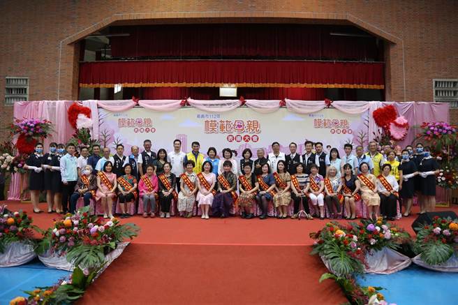 嘉义市长黄敏惠祝福模范母亲们母亲节快乐。（廖素慧摄）