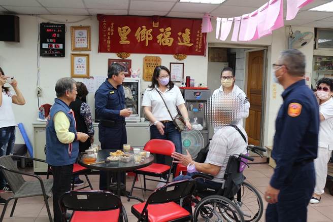 板桥分局长黄南山偕布莱克建设公司江董事长援助弱势家庭。（警方提供）