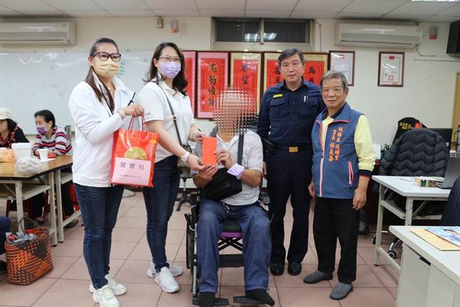 板桥分局长黄南山偕布莱克建设公司江董事长援助弱势家庭。（警方提供）