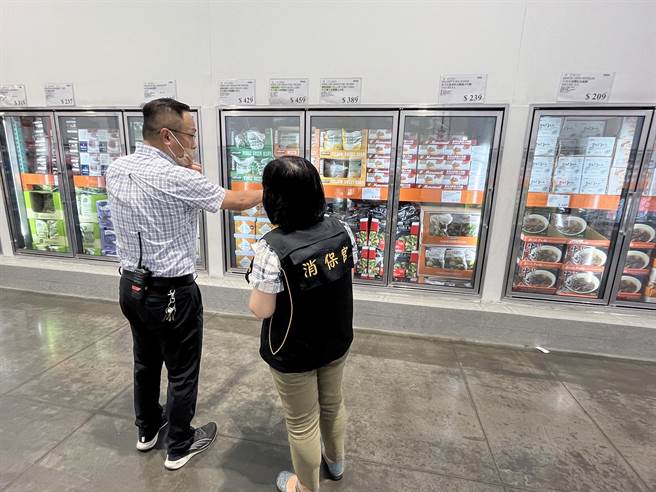 台南市政府法制处消保官前往好市多台南店查核有问题的食品退货、退款情形。（法制处提供／洪荣志台南传真）