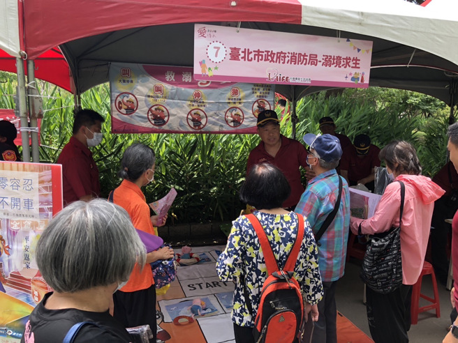 北市消防局在大安森林公园宣导防灾。（图／北市消防局提供）