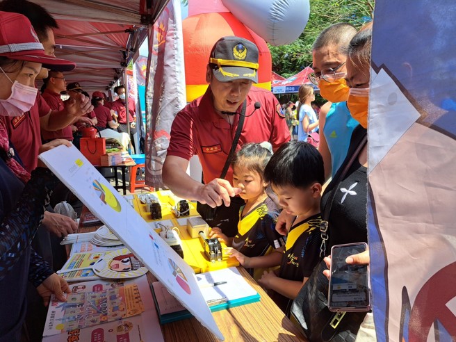 北市消防局在万华区糖廍文化园区宣导防灾。（图／北市消防局提供）