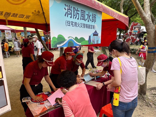 北市消防局在大安森林公园宣导防灾。（图／北市消防局提供）