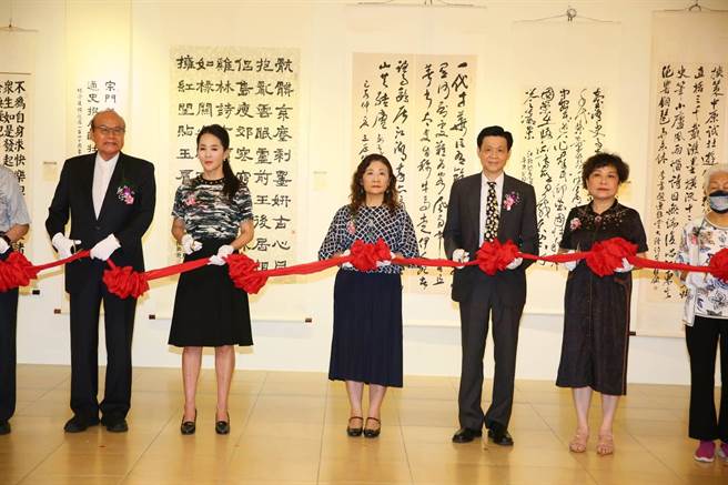 今（6）日下午在台北国父纪念馆举办「《台湾通史》出版百年纪念——两岸百位诗人百位青年诗书兴名家联展」开幕典礼，作者连横的曾孙女、连震东文教基金会执行长连惠心（左二）也出席现场。（张铠乙摄）