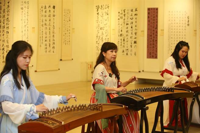 《台湾通史》问世满百年，近年一直都有许多文化活动，让更多台湾人了解这部作品的内容。今（6）日下午在台北国父纪念馆举办「《台湾通史》出版百年纪念——两岸百位诗人百位青年诗书兴名家联展」开幕典礼。（张铠乙摄）