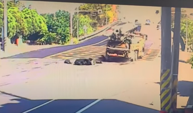 台南麻豆区171线道麻学陆桥今（6）早发生一名义消副小队长骑车发生擦撞，倒地后飞到对向车道，遭俗称「鸭母车」混凝土加压车辗过惨死。（翻摄画面）