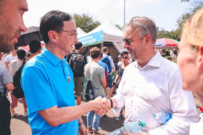 國民黨主席朱立倫今受邀到台北華山文創園區，參觀歐洲經貿辦事處在台20周年的歐洲活動。（文傳會提供）