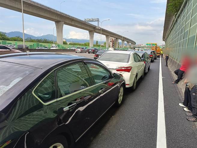 国道一号北上33.8公里处今(6日)下午2时44分许发生一起连环车祸，9辆车在五股交流道的出口辅助外侧车道酿成连环撞。(黄敬文翻摄)
