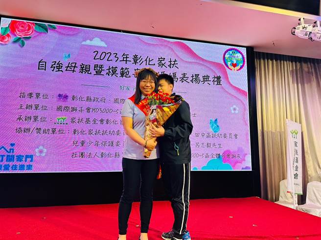 47岁的林钰佩在工作时遭冲床机台夹断手截肢，后来又发现罹患乳癌，不过一家人齐心协力、逆境重生，如今成为居服员，展现出不凡力量，成为孩子们最佳的榜样。（彰化家扶提供／吴建辉彰化传真）