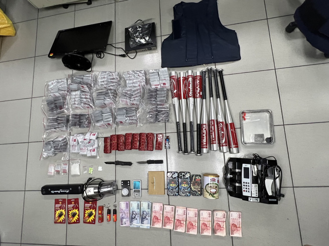 警方于许嫌住处，起出市价约150万元的毒品咖啡包1,691包、第三级毒品粉末恺他命2包、一粒眠1,480颗、研磨机、磅秤及封口机，数量相当庞大，许嫌为防黑吃黑还自备防弹衣、球棒、辣椒水、折迭刀等物防身。（图／翻摄画面）