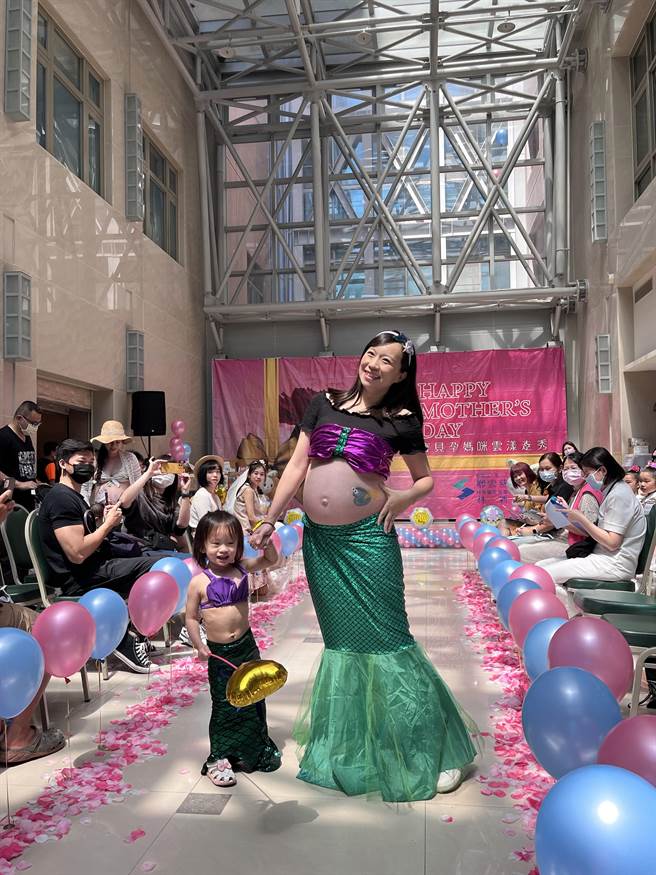 乌日林新医院6日举行「好孕妈咪．云漾走秀」活动，共有16名的孕妈咪化身「海洋休閒」、「性感妈咪」女神，并在肚子上彩绘走秀。（乌日林新医院提供／张妍溱台中传真）