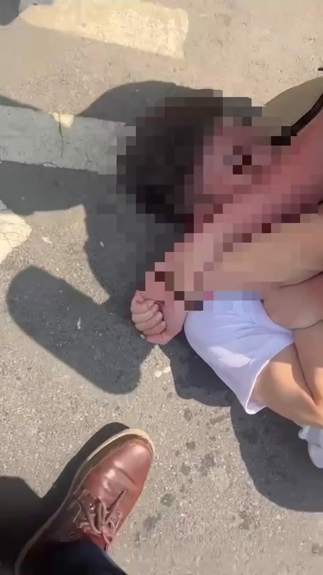 警方等许嫌刚出大门，还没有戒心的时候，表明身分，不料却遭到许嫌激烈反抗，警方压制嫌犯。（图／翻摄画面）