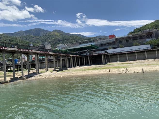 最近天气炎热又缺雨，日月潭水库水位直直落，码头提供民眾搭船的浮桥也愈来愈倾斜、陡峭。（民眾提供／冯惠宜南投传真）