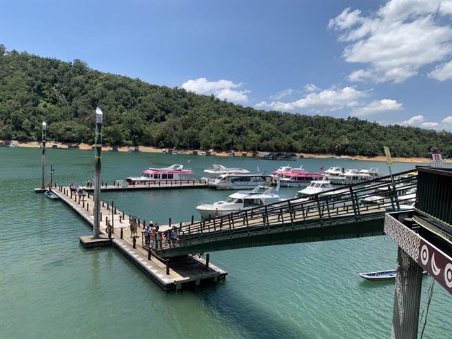 最近天气炎热又缺雨，日月潭水库水位直直落，码头提供民眾搭船的浮桥也愈来愈倾斜、陡峭。（民眾提供／冯惠宜南投传真）