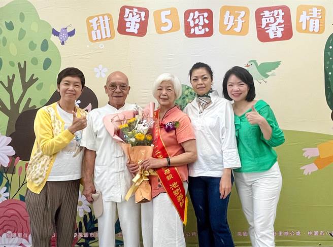 75岁的池刘义妹（右三）获选为今年度八德区的模范母亲之一。（陈梦茹摄）