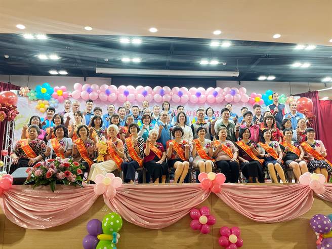 桃园市八德区今年选出52位模范母亲，并举行表扬颁奖活动。（陈梦茹摄）