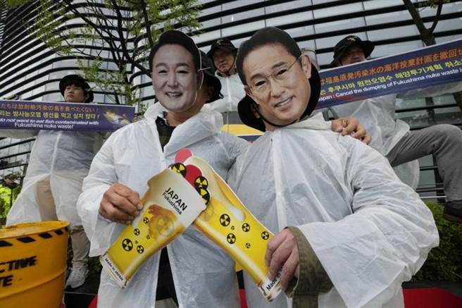 日本首相岸田文雄將在7日訪韓，與韓國總統尹錫悅舉行首腦會談。圖為韓國反核民眾6日在首爾的日本大使館前示威，抗議者戴上岸田 (右)與尹錫悅的面具。 (圖／美聯社)