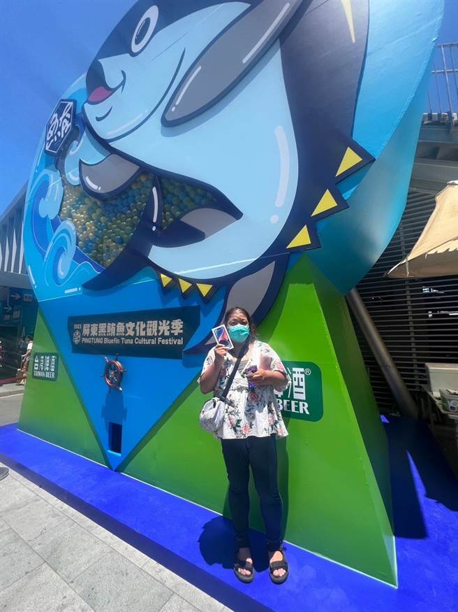 抽中大獎iphone14的張小姐。(屏縣府提供)