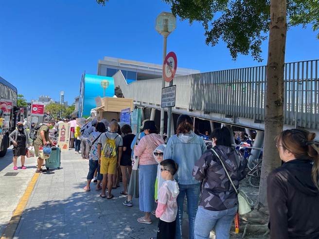 民眾排隊扭蛋。(屏縣府提供)