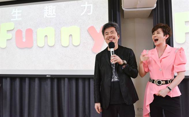 寇乃馨（左）与黄国伦是最佳工作伙伴。（翻摄自寇乃馨脸书）