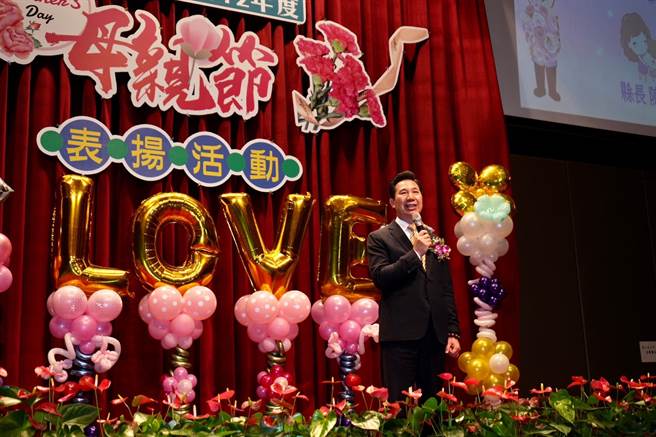 陈福海致词时感触良多，因自己母亲已离世无法再多尽一分孝道，呼吁所有子女要及时行孝。(图／金湖镇公所提供)